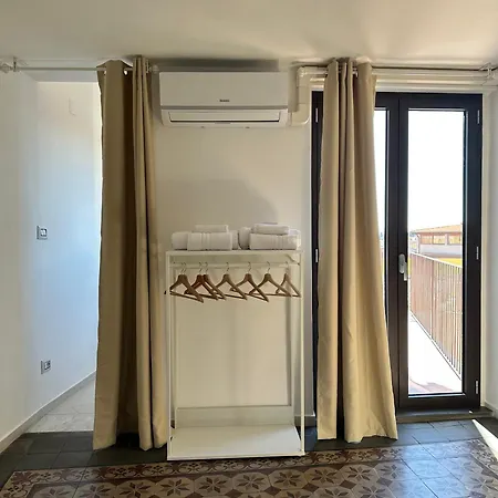 Dimora Ferdinandea 게스트하우스 4*